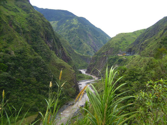 Wunderschöne Gebirgslandschaft entlang der Straße...