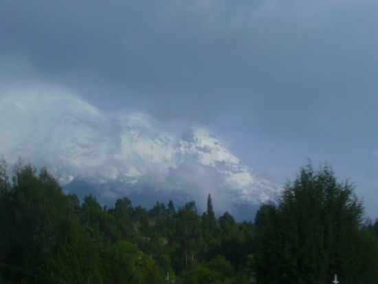 Teile des erloschenen Vulkans Chimborazo - mit 6.310 Metern der höchste Berg Ecuadors - zeigen sich durch die Wolkendecke