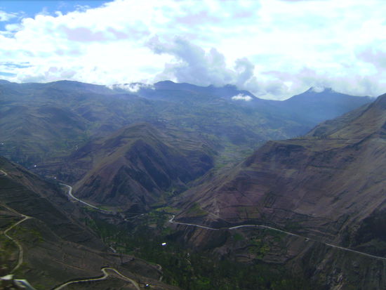 Berge, Berge und nochmals Berge...und irgendwo an den Abhängen schlängelt sich die Straße auf der wir nach Cuenca gefahren sind... 