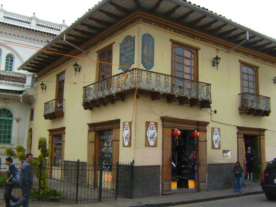 Unser Eckzimmer mit zwei großen Fenstern im 1. Stock des sehr zentral am Plaza San Francisco gelegenen Hostals La Cofradia del Monje...