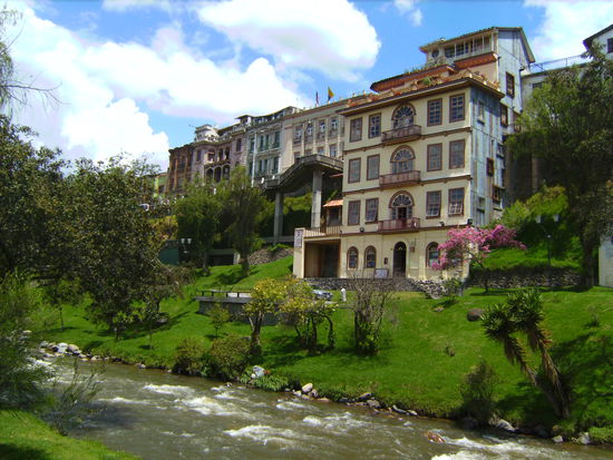 ... und an dessen Ufer wunderschöne Häuser im Kolonialstil stehen 