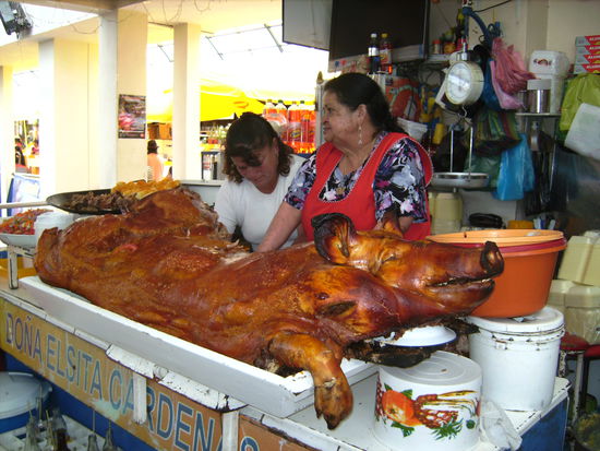 Das Schweinchen liegt bereit zum Verzehr am Markt - das allerdings für Tage weswegen wir diese Leckerei lieber nicht ausprobiert haben... 