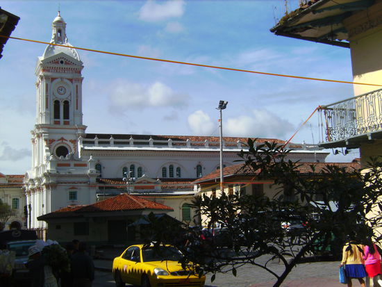 Iglesia San Francisco mit unserem Hostal direkt davor (rechts an der Kirche)
