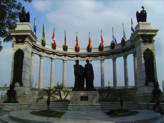 La Rotonda Monument am Malecon 2000