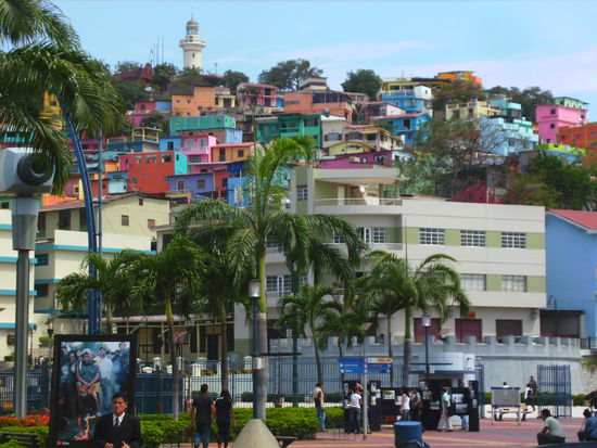 Das süße Viertel Las Penas mit dem Leuchtturm am Cerro Santa Ana...