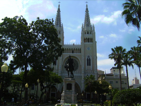 Kathedrale von Guayaquil mit Simon Bolivar Denkmal