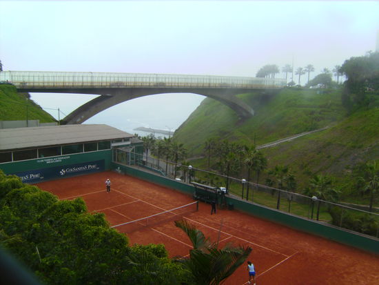 Tennis im Nebel von Miraflores - beide Tage die wir in Lima verbracht haben waren sehr neblig