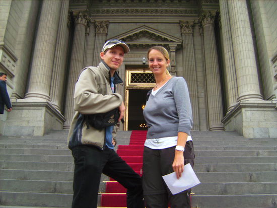 Sabina und Rudi am Fuße des Justizpalastes