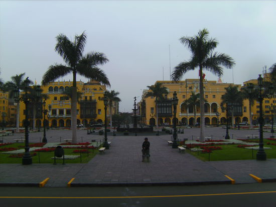 Ein leerer Plaza de Armas - kein alltägliches Bild in einer südamerikanischen Metropole... 