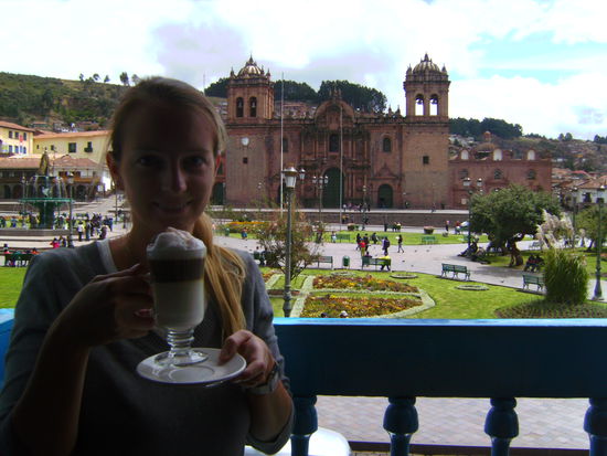 Cappuccino auf einem Balkon am Plaza de Armas - im Hintergrund die Kathedrale 