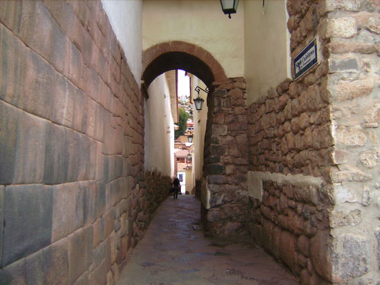 Eine der vielen engen Pflastersteingässchen