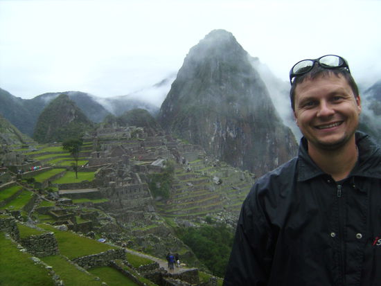 Das erste Foto von Machu Picchu - noch sehr zeitig in der Früh und bei mäßigem Regen...im Hintergrund der Waynapicchu!