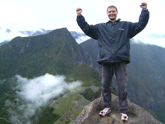 Der Gipfel des Waynapicchu ist bezwungen!  Hinter Machu Picchu erhebt sich der gleichnamige Berg dem die Stadt ihren Namen verdankt.