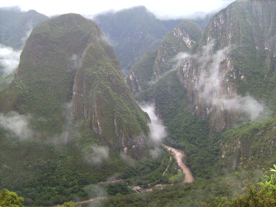 Mystische Landschaft - im Tal der Urubamba River. Einmal ums Eck liegt Aguas Calientes