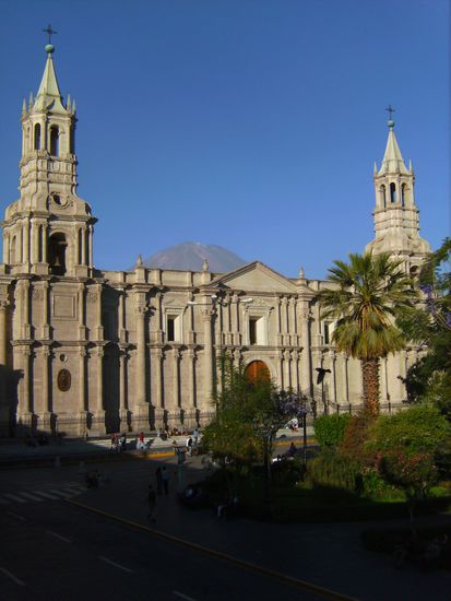 Kathedrale von Arequipa mit Vulkan El Misti im Hintergrund