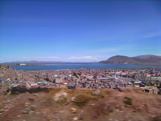 ... und ein erster Blick auf Puno und den Titicaca See 
