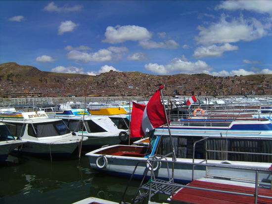 Viele Boote liegen am Ufer des Titicaca Sees...