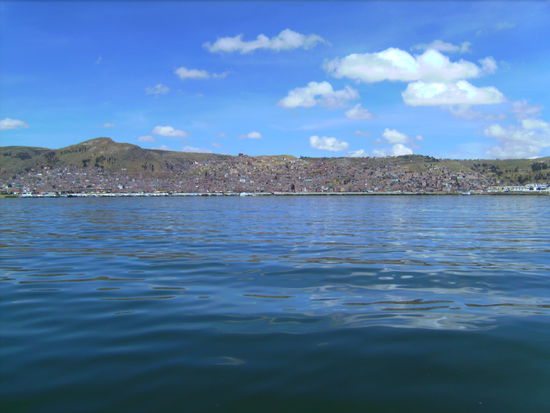 ... und Puno liegt sehr schön an einem Hügel direkt am See! 