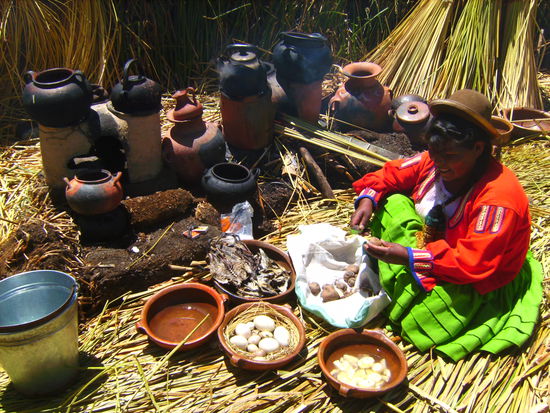 Essenszubereitung bei den Uros - den vertrockneten Vogelkadaver bräuchte ich allerdings nicht als Basis für meine Kartoffelsuppe... 