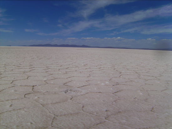 Typische Hexagonalform des Salzes in der Salar de Uyuni