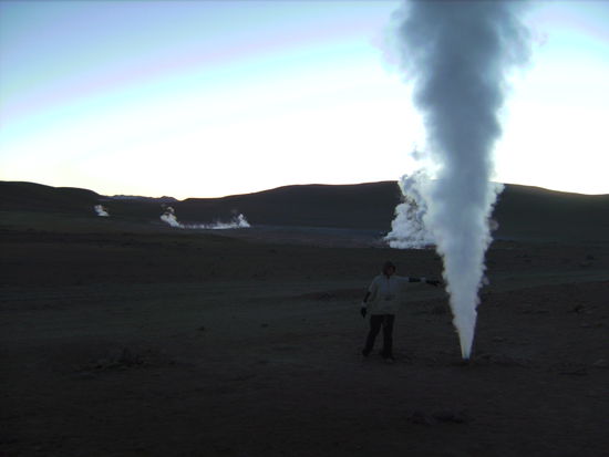 Sabina mit einer Hand im Geysir... 