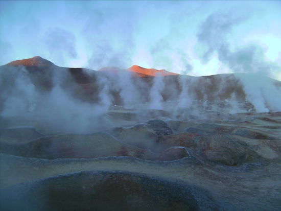 Mystische Morgenstimmung auf 4.900 Metern Seehöhe - das alles ist ein Krater eines aktiven Vulkans und natürlich typisch bolivianisch ohne jegliche Absperrungen. Ausrutschen wäre hier nicht von Vorteil... 