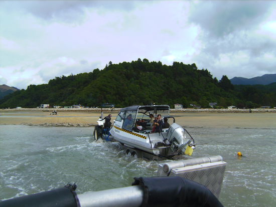 Mit dem Traktor wird man mitsamt dem Wassertaxi in die Fluten geschoben, die je nach Gezeitenstand sehr unterschiedlich hoch sind