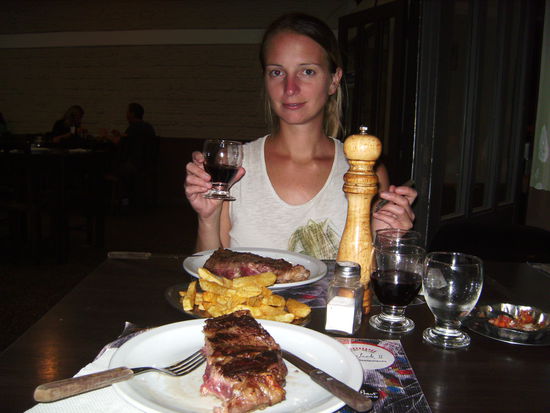 Steak und viel Wein so soll es hier sein...  Gleich am 1. Abend perfektioniert! Übrigens teilen wir uns hier ein Bife de Chorizo weil 650 Gramm waren dann selbst mir zu viel um 23 Uhr... 