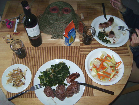 So sah das typische selbstgemachte Essen aus: Viel Bife de Lomo (Filletsteak) mit Spinat, Zwiebeln, Karotten und Wein 