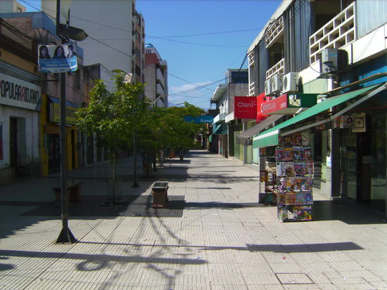 Die Fußgängerzone von La Rioja an einem Dienstag um 16:30 Uhr...kein Mensch weit und breit und so gut wie alle Geschäfte geschlossen...SIESTA 