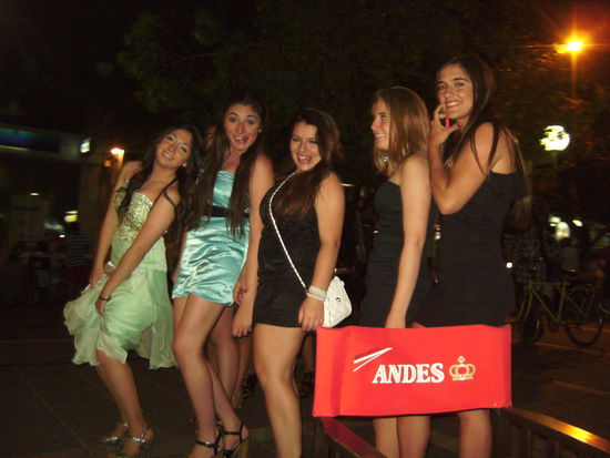 ... mit wunderbarer Aussicht auf die Chicas der Stadt 