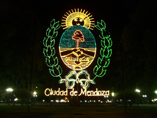 Am Plaza Independencia bei Nacht