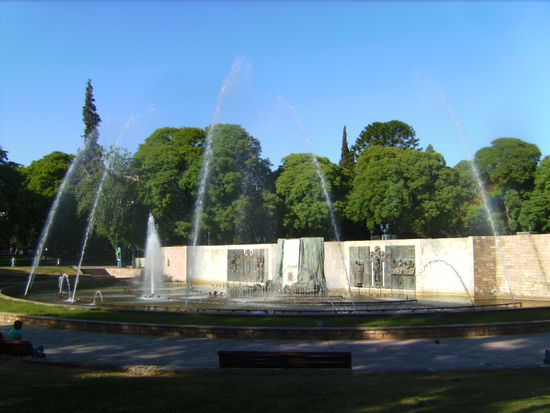 Der große Springbrunnen am Plaza Independencia