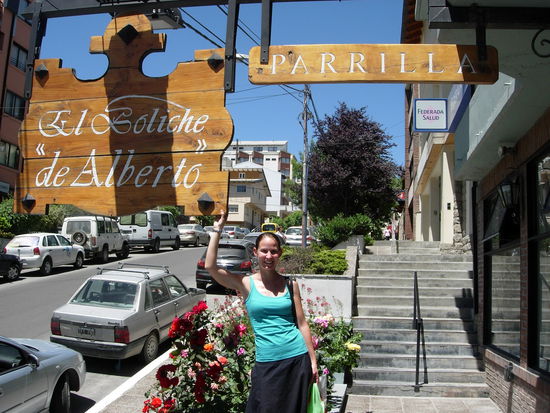 Endlich wieder da!!!  Doris vor dem Eingang der besten Parrilla Argentiniens