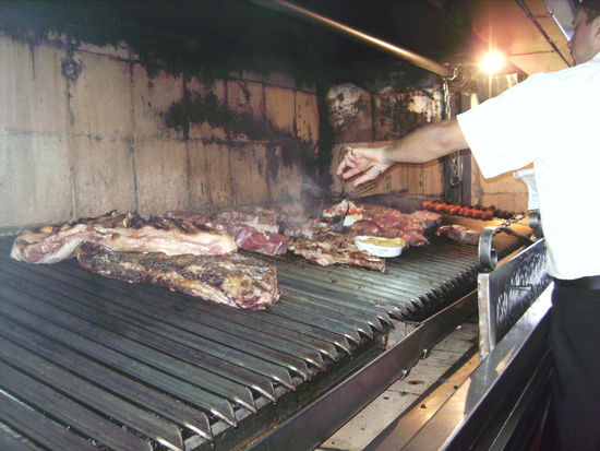 ... das kiloweise auf den perfekt temperierten Holzkohlengrill wandert 