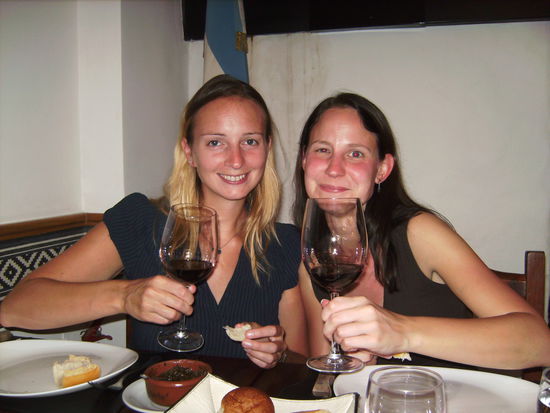 Vorfreude bei den Damen - natürlich bei einem guten Glaserl Rotwein... 