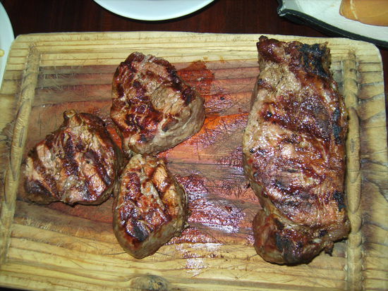Bife de Lomo links und Bife de Chorizo rechts - zusammen weit über ein Kilo Fleisch 