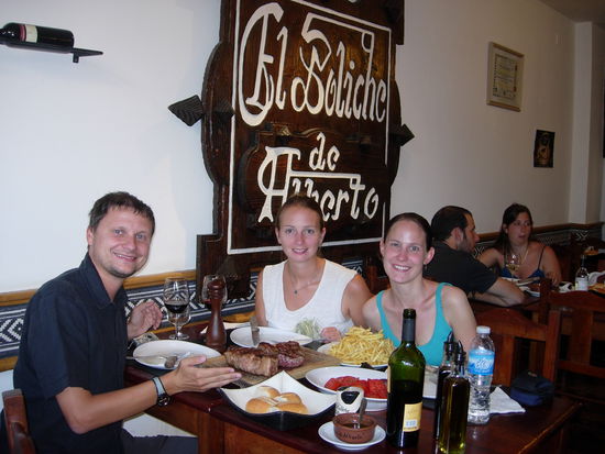 Die Hauptspeisen sind da - man beachte auch den Riesenberg Pommes!