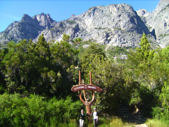 Die Ladies beim Eingang zum Bergfriedhof