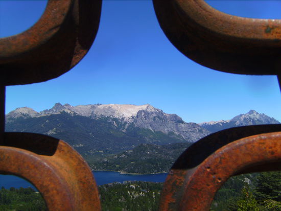 View durchs Gipfelkreuz in die dritte Richtung 