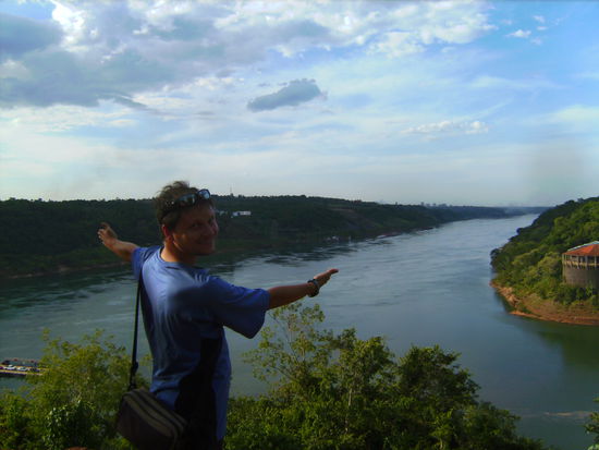 Am Aussichtspunkt Tres Fronteras: Links ist Paraguay, rechts Brasilien und ich stehe in Argentinien!