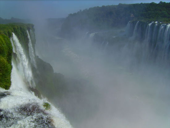 Blick in die andere Richtung - es ist kaum was zu sehen, weil so viel Gischt da ist... wir waren auch klitschnass als wir die Garganta del Diablo verlassen haben - war aber eh erfrischend bei der Hitze 