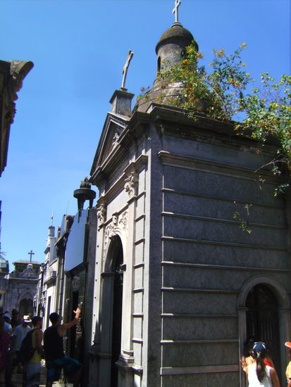 Wer braucht noch sein eigenes Mausoleum? Das im Vordergrund liegt direkt neben der Gruft Evitas und ist um schlappe 250.000 US-Dollar zu haben...also bitte schnell zuschlagen 