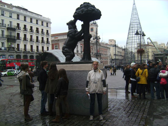 Sabina beim "Bären unter dem Erdbeerbaum" - das Wahrzeichen Madrids 