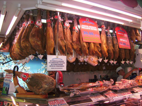... in der sich alles um den Serrano Schinken dreht. Sei es an der Verkaufstheke der Feinkostabteilung...