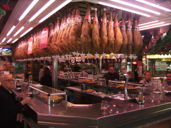 ... oder direkt an der Bar!  Bei dem Ambiente ist es kein Wunder dass wir so oft hier essen waren 