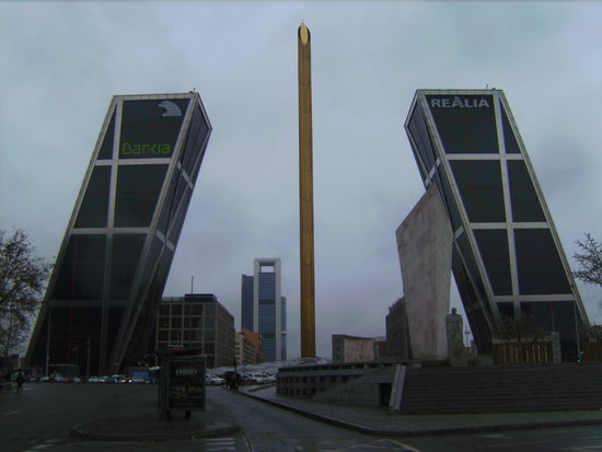 Die sich einander zuneigenden Zwillingstürme der Puerta de Europa im Norden Madrids an der Plaza de Castilla