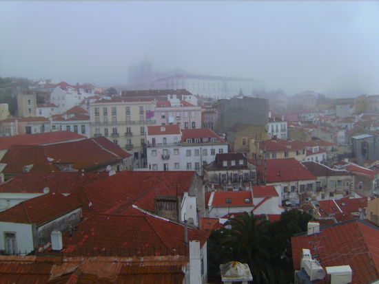Blick auf die Alfama im Nebel