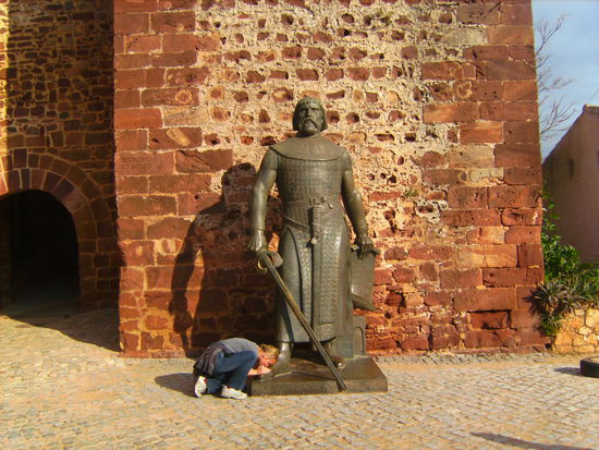 Schnell noch die Füße des Ritters geküsst...