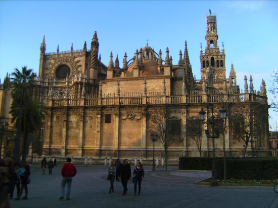 Die Kathedrale von Sevilla mit seinem ehemals muslimischen Turm Giralda